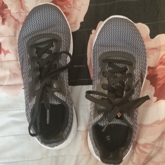 Womens Addidas Cloudfoam Shoes in Size 7 1/2 Grey and Black - Picture 1 of 3